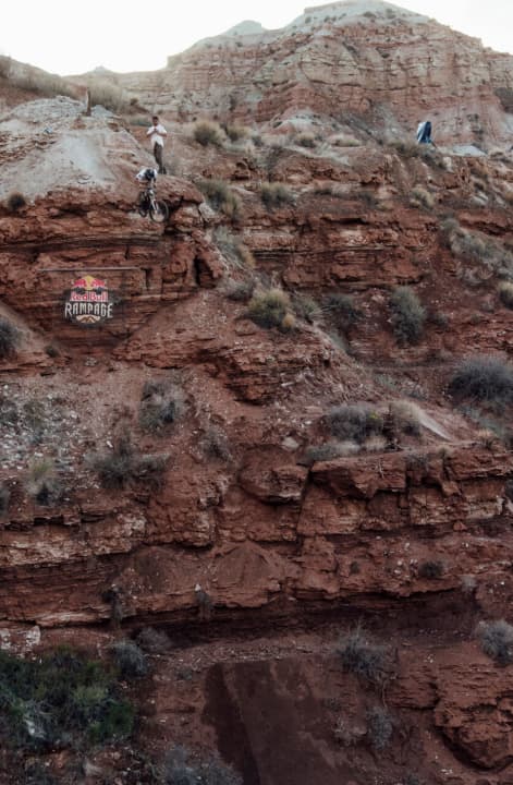 Go Big: Noch nie wurde in der Geschichte der Rampage ein so hoher Drop gewagt. Der Norweger Brage Vestavik traut sich. leider springt er zu kurz, schleudert über den Lenker und verletzt die Schulter. Ergebnis: vorzeitiges Aus im Training. Leider nimmt er dieses Jahr nicht an der Red Bull Rampage teil, denn er laboriert noch immer an der Verletzung.