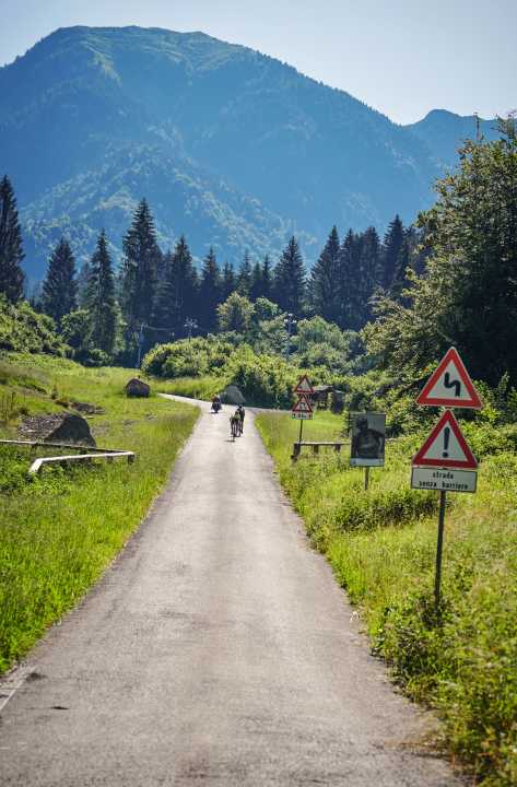 Die Strecke auf den Monte Zoncolan mag ein paar enge Kurven haben - die wenigen Kehren machen den Straßenverlauf aber nicht wirklich flacher
