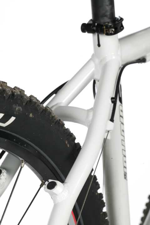   Optischer Bruch: Wir finden, wenn ein Bike mit Discs ausgeliefert wird, haben Canti-Sockel nichts am Rahmen zu suchen.