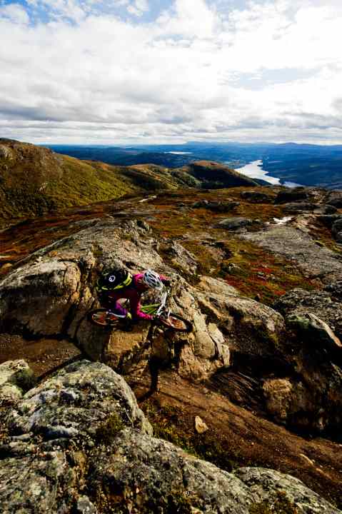   Raffiniert bergab: Karen genießt die Aussicht auf dem Easy-Rider-Trail