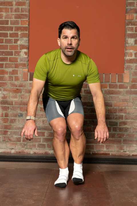 Kleines Extra: Die Füße langsam leicht anheben und absenken.