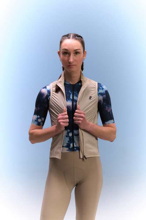 Zu den Bibs und Jerseys der Race Collection gibt es auch passende Windjacken und -westen.