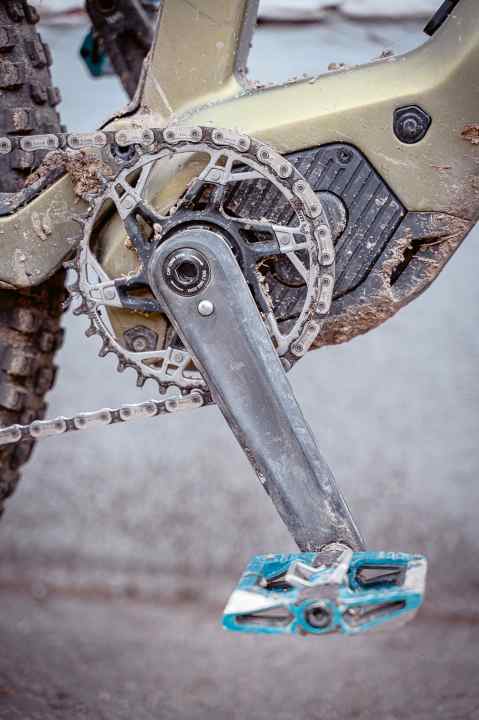 Günstig, etwas schwer, aber dafür ziemlich clever. Die Newman-Kurbel löst das Schmier-Problem am E-Bike