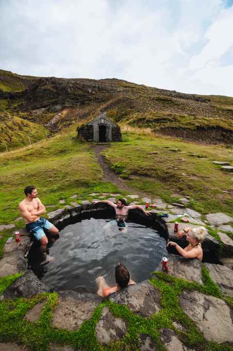 Hier badeten schon die Wikinger. Das Guðrúnarlaug (am Abend von Tag 3) ist eine Nachbildung eines Bades mit heißer Quelle an historischer Stelle
