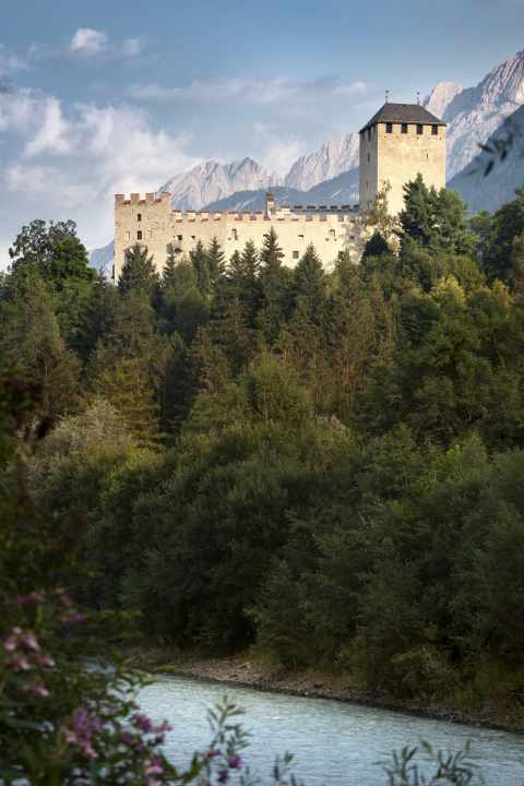 Die Radtour zum Schloss Bruck ist anspruchsvoll und erfordert Kondition. Bei einer ausgiebigen Besichtigungstour durch die Anlage und einer entspannten Pause im Schloss-Café kann man wieder Kräfte sammeln.