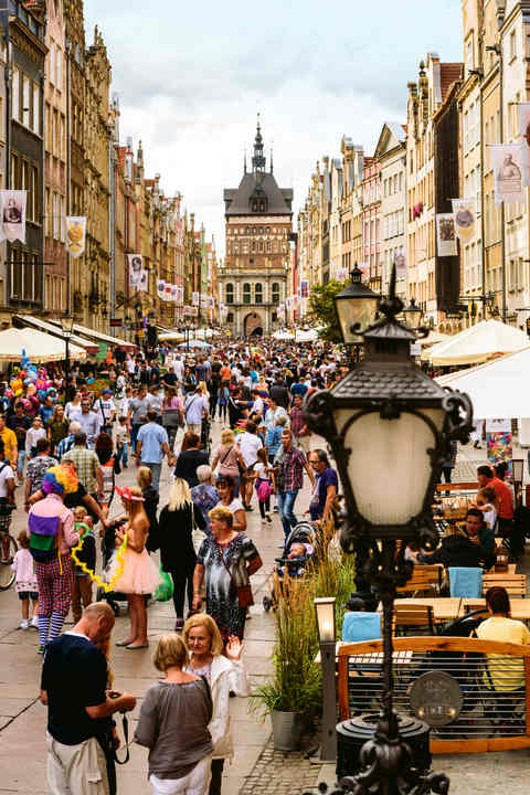 Lohnt einen längeren Tour-Stopp: Die Altstadt von Danzig mit der Fußgängerzone Dluga.