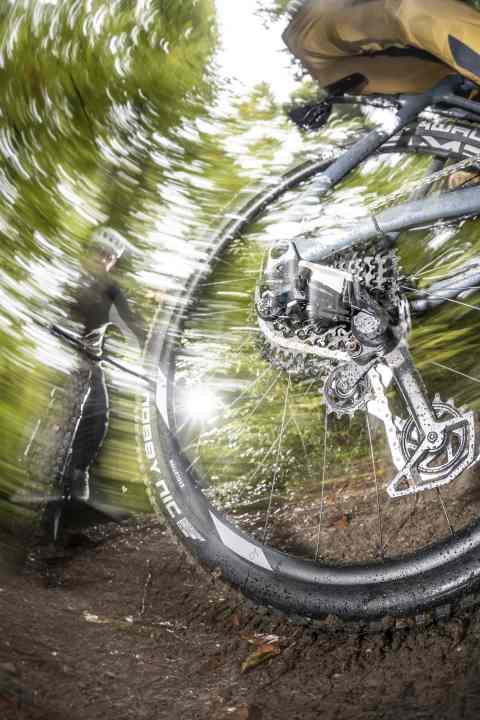 Kann die Shimano XT noch mit den neuen Transmission-Antrieben mithalten oder fährt die Sram der Japanerin davon?