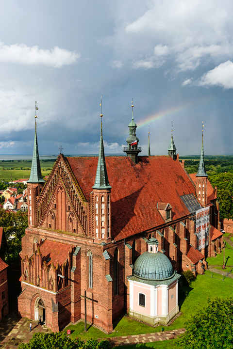 In Frombork (Frauenburg) überragt der gotische Dom auf dem Kathedralhügel alle anderen Gebäude. Allgegenwärtig ist der berühmte Sohn der Stadt, Nikolaus Kopernikus