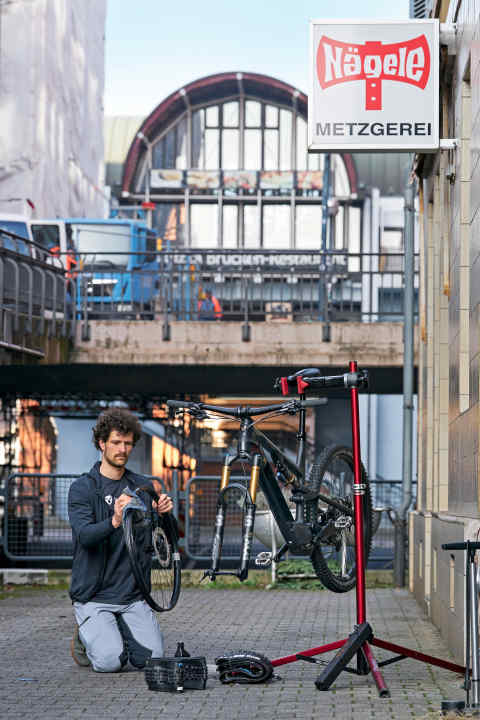 Thorben schraubt vor der Fassade eines mehrstöckigen Mietshauses in der Karlsruher Innenstadt. Doch der Material-Support wird professionalisiert - 2024 geht er mit dem eigenen Raceteam in der E-EDR an den Start.