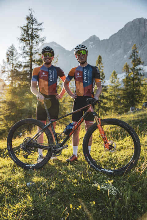Der Reserve-Kanister bleibt dieses Jahr zuhause: Manuel Pliem (links) und Frans Claes (rechts) wollen bei der Transalp jeden Tag Vollgas geben.