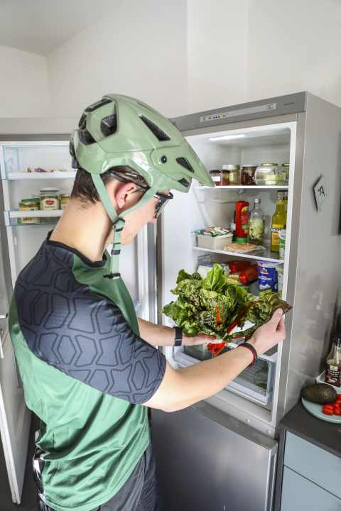 Das kennen viele: Nach der Bike-Tour geht der erste Gang zum Kühlschrank. Nur mit Salat kann Heißhunger jedoch nicht bekämpft werden.