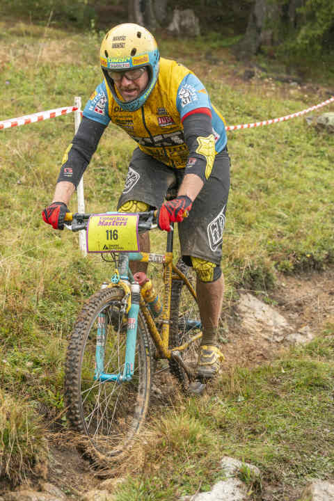 Die Pupillen vor Angst geweitet, Bike und Outfit aber vom Allerfeinsten: Stefan Scherzinger beim Downhill-Rodeo auf seinem 1995er Yeti Pro FRO.