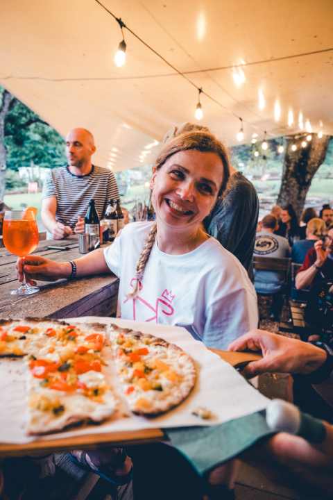 Am ersten Abend gab es Flammkuchen in verschiedenen Variationen. Hier wird eine vegane Option gereicht.