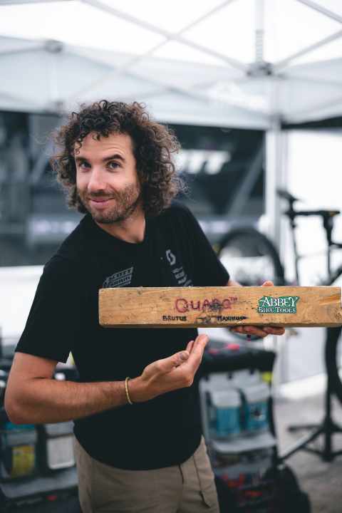 Yanick Gyger konnte zusammen mit Nino Schurter schon so manchen Worldcup-Titel feiern. Der Schweizer greift auch gerne mal zu einfachen Mitteln