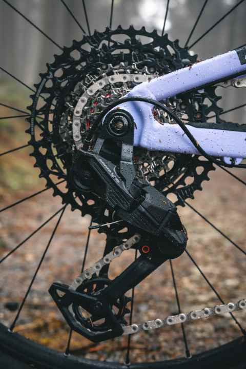 Die mechanische Sram Eagle 70 Transmission steht dem Kinder-Fully von Propain mit ihrer guten Funktion und großen Übersetzungsbandbreite ausgezeichnet. Allerdings drückt sie auch aufs Gewicht.