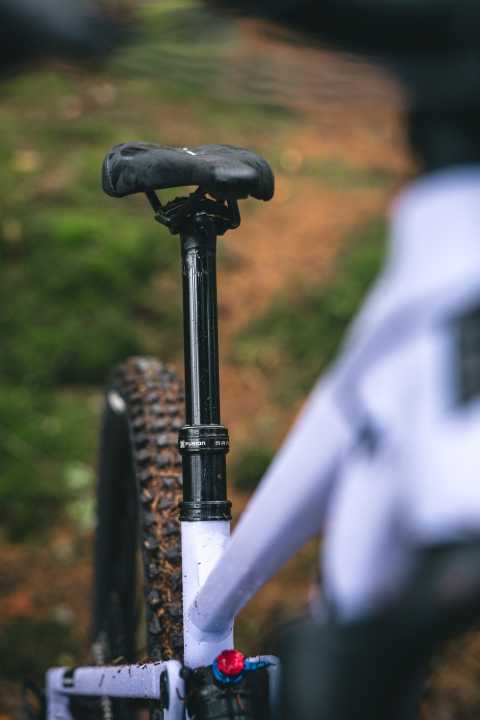 Da das Sitzrohr nur 320 Millimeter misst, passt die Dropper-Post mit 125 Millimetern Verstellbereich super in den Rahmen des Propain Yuma 4 26.