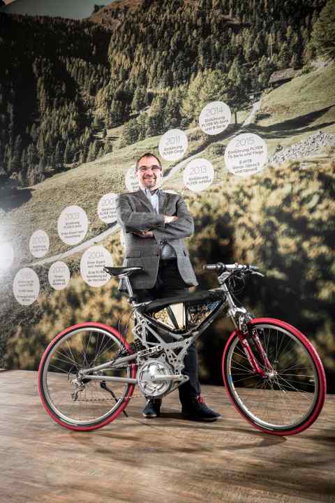 Er hatte schon vor 20 Jahren den richtigen Riecher: Der Schweizer Kurt Schär, Mountainbiker, Elektroniker, Marketing-Mann, gründete im Jahr 2001 Flyer als erste reine E-Bike-Firma. Im Bild steht er hinter einem frühen Prototypen eines E-Mountainbikes.