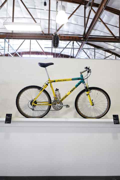 Exponate in der Eingangshalle zeigen, wie der Boss tickt: Mit dem 93er-Yeti-A.R.C.-AS fuhr Chris King 15 Jahre lang, trotz Rahmenriss.