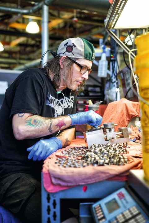 Mitarbeiter Eric McMurtry überprüft die Toleranz der Lagerschalen. Qualität ist der beste Weg, um Müll zu vermeiden. Die Chris-King-Lager werden im Haus hergestellt. Die Fertigungsdetails sind Betriebsgeheimnis.