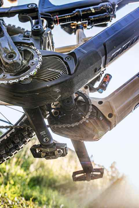Das Duell der beiden populärsten E-Bike-Motoren: Shimano gegen Bosch. 