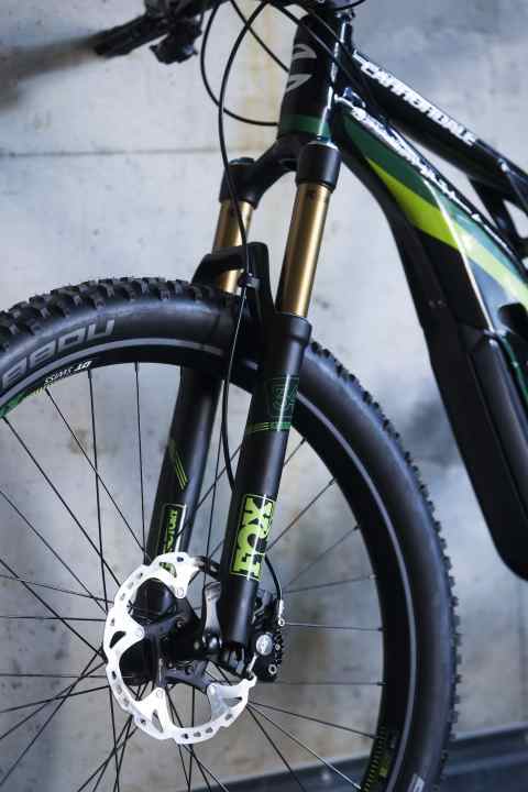   Im Moterra steckt eine Gabel mit 130 Millimetern Federweg, dem Moterra LT spendiert Cannondale 160 Millimeter.