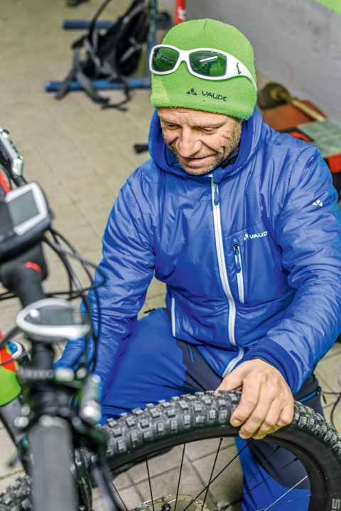   Bergführer, Trail-Bauer, Fahrtechniklehrer und Vertrider Christian "Picco" Piccolruaz spulte ein umfangreiches Testprogramm ab. 