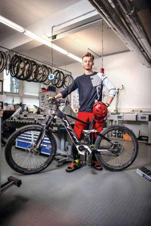   Nic Dörpholz, EMTB-Test- und Fotofahrer: "Mit dem Macina Kapoho bin ich voll auf den Geschmack von E-MTBs gekommen. Flow bergauf wie bergab und bei jedem Wetter, das Bike macht richtig Spaß." 