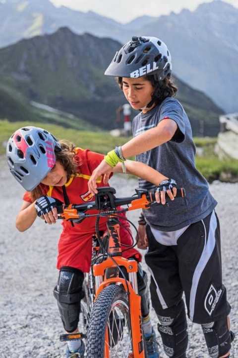 Spannendes Spielzeug: E-Bikes kommen bei Kids gut an. Während der Nachwuchs mit den technischen Finessen in der Regel schnell vertraut ist, macht hohes Gewicht nachhaltig zu schaffen.