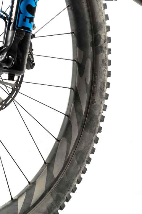   Turbo-Effekt: Die Vollcarbon-Laufräder am Ibis Mojo sind nicht nur die leichtesten im Testfeld, durch die 41 Millimeter breiten Felgen erzeugen sie auch viel Grip und können mit weniger Luft gefahren werden.  