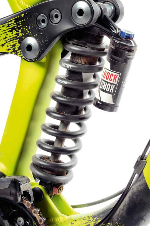   Norco Aurum A 7.1: Hartes Pflaster: Die 450er-Feder war sogar unserem 80-Kilo-Profi Marcus zu straff. Das brachte in steilen Passagen zuviel Druck aufs Vorderrad. 