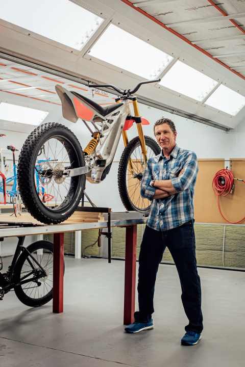 Fatbike, DH-Maschine, Motorrad? Egger schert sich nicht um Grenzen.
