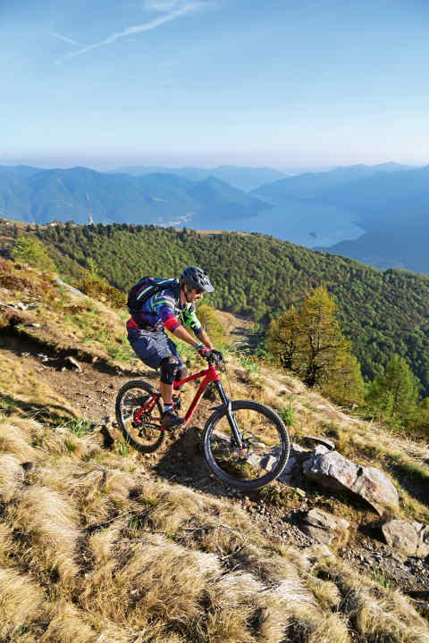   Die Cardada ist der Hausberg Locarnos. Im Winter bescheidenes Skikarussell, im Sommer ein toller Startpunkt für zig lohnende Abfahrts-Trails der meist fahrtechnisch anspruchsvollen Art. Seeblick inklusive! 