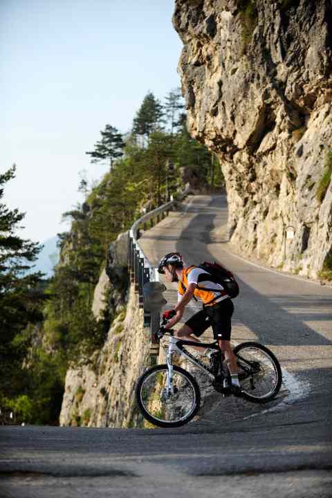  Es sind auch noch Teilabschnitte des Original-Kaiserjägerwegs erhalten. Die sind im oberen Bereich deutlich ruppiger als die asphaltierte Straße.