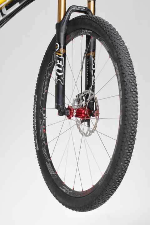   Die Naben der Easton-Carbon-Laufräder knackten und hatten Spiel nach nur zwei Etappen. Fragwürdig robust!