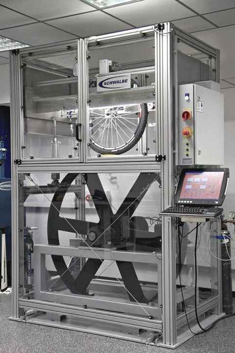 Auf dem Rollenprüfstand im Schwalbe-Testlabor testen wir seit Jahren den Rollenwiderstand von MTB-Reifen. | n.