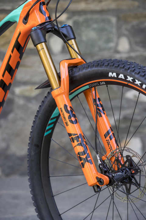   Nur in der Tuned-Version kommt die Fox 36 zum Einsatz. Warum? Rein aus optischen Gründen, da Fox nur die 36er in dem knalligen Orange anbietet, das sich im Genius-Rahmen wiederfindet. 