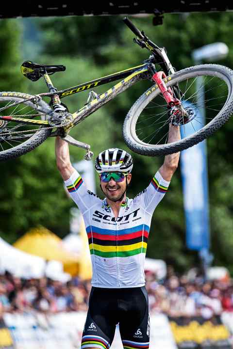   Normalerweise fährt Nino Schurter jedes Rennen mit seinem Spark-Racefully. Nur in Albstadt greift er einmal pro Jahr zum Scott Hardtail. An seiner Siegesbilanz ändert das nichts: Er gewann 2017 jedes Rennen, egal mit welchem Rad.