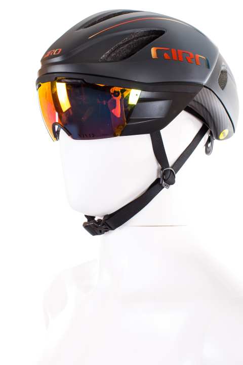 <a href="http://www.giro.com/" target="_blank" rel="noopener noreferrer nofollow">Giro</a>  Vanquish MIPS helmet Jury Statement: Bei diesem Helm überzeugte uns sein fantastisches Design, das aerodynamischen Anforderungen gerecht wird. Auch der fest sitzende Visor, der bei Dämmerung leicht abgenommen werden kann, hat uns gefallen.