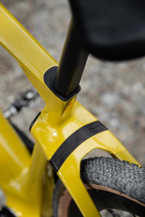   Wie beim <a href="https://www.bike-magazin.de/mtb_news/mtb_neuheiten/bmc-twostroke-2021" target="_blank" rel="noopener noreferrer nofollow">Hardtail Twostroke</a>  generieren ein spezielles Carbon-Layup des Hinterbaus und das D-Profil der Sattelstütze viel Sitzkomfort. Zusätzlich kommt ein Elastomer als Dämpfungselement zum Einsatz, das zehn Millimeter Federweg liefert.