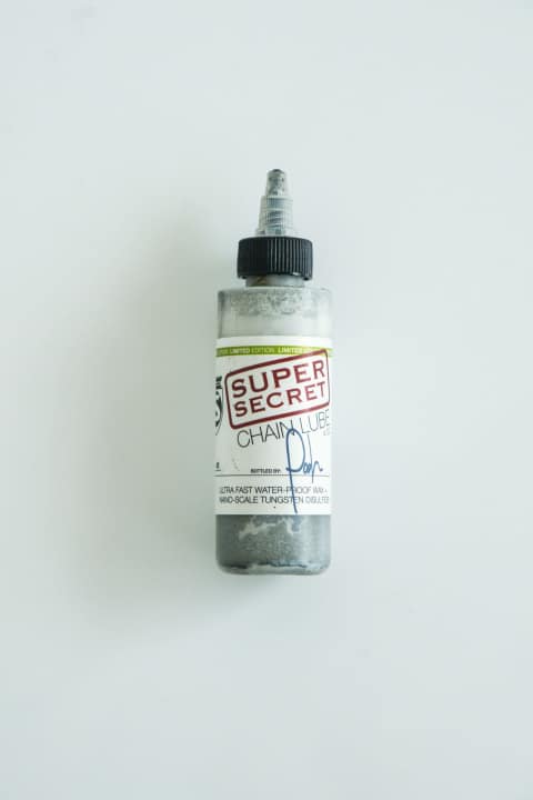   Flüssigwachs: Silca Super Secret Chain Lube | 125 Milliliter Flüssigwachs zum  Auftragen ohne Erhitzen. Sehr dünn­flüssig. Silca rät, den Schmierstoff nach sparsamem Auftrag (ca. 7 g) mit den Fingern „einzumassieren“.  Bildet getrocknet (mind. acht Stunden) einen Wachsbezug, der nicht so hart  ist wie beim Heißwachsen. Ideal zum Nachschmieren, weil die Kette nicht demontiert werden muss. 29,95 Euro / <a href="https://www.silca.cc/" target="_blank" rel="noopener noreferrer nofollow">www.silca.cc</a>