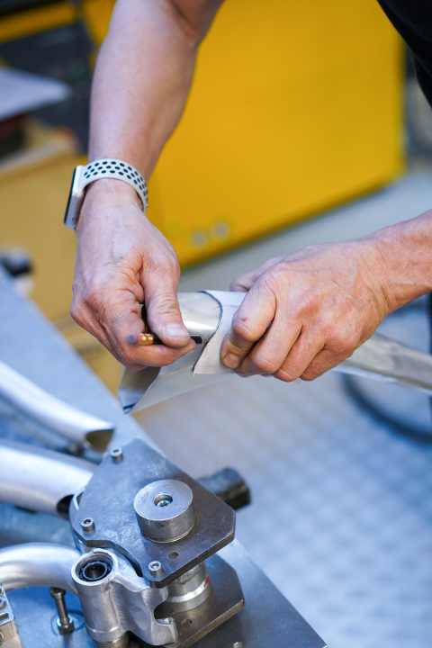 Jürgen Schlender ist ein Handwerker im allerbesten Sinne. Der Alutech-Chef ist gelernter Schneider und arbeitete schon bei Joop und Jil Sander. Daher nutzt er - eher unüblich bei der Rahmenproduktion - Schablonen für den Zuschnitt der Rohre. Und auch den Zuschnitt selbst macht er frei Hand mit der elektrischen Handsäge. | e.
