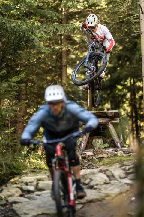 Stunts und raue Strecken schmecken beiden Kandidaten richtig gut. Die abwechslungsreiche Freeride-Strecke im Bikepark Geisskopf bietet ideales Testgelände.