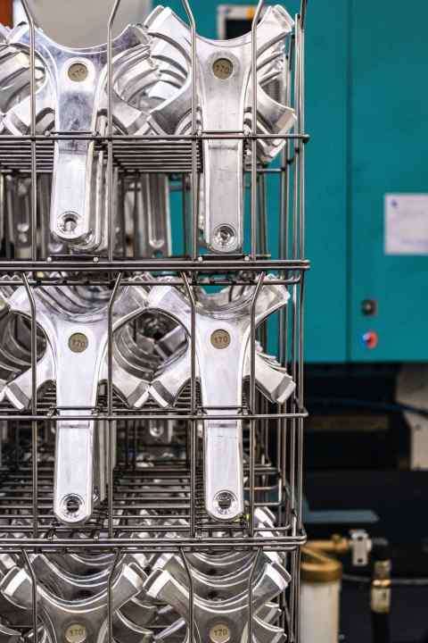 Nur die Kurbeln der Centaur-Gruppe bestehen noch aus geschmiedetem Aluminium. Im Gegensatz zur Carbonfertigung der anderen Gruppen ist ihr Anblick nicht geheim