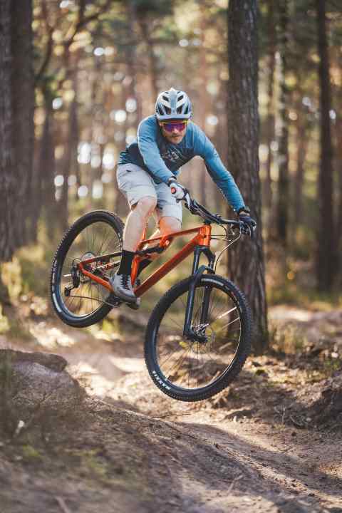 Ein richtiges Trailbike ist das Cube AMS One11 C:68X Pro 29 nicht. Mit der entsprechenden Technik gelingen trotzdem flinke Manöver.