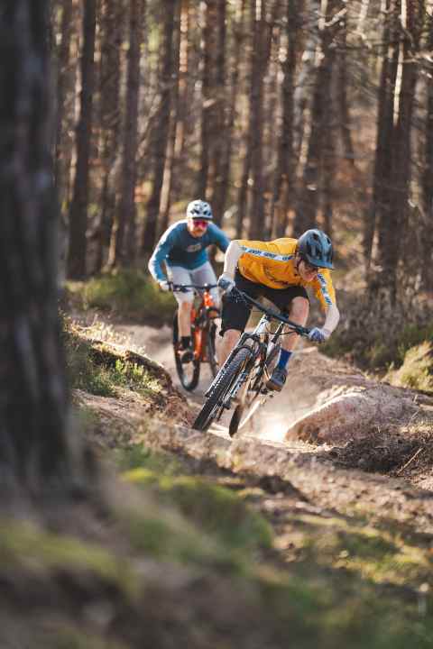 Das Canyon Lux Trail CF7 kann seine Rennfahrer-Gene nicht verleugnen. Die flache Front spricht eher erfahrene Piloten an.