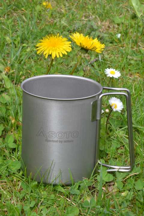 Die minimalistischen Griffe am Soto-Becher sind etwas schwierig zu halten, wenn es kalt ist.