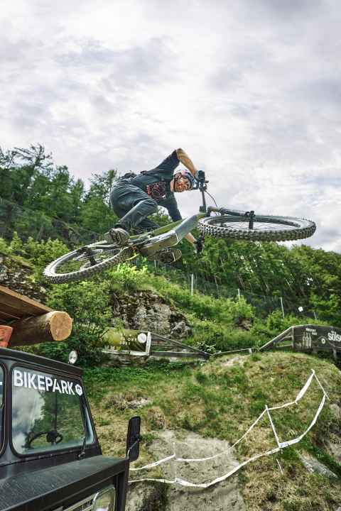 "Mein Alltag sieht wahrscheinlich so aus wie das Wochenende für einen Hobby-Biker: ich gehe Biken. Ich lebe mein Leben, als wäre es ein einziges, großes Wochenende."