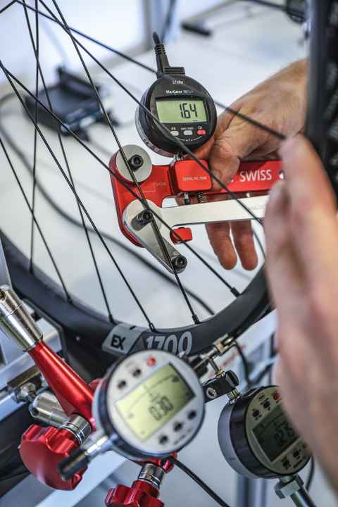 Durch den Laufradbau von Hand und die Eigenproduktion aller Komponenten kann DT Swiss genau nachvollziehen, welches Produkt an den Kunden herausgegeben wird.