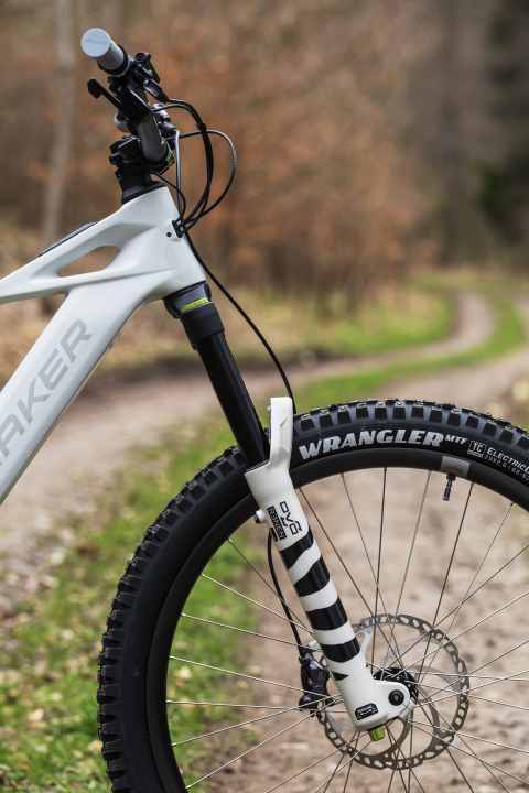 Bei insgesamt nur 75 Gabeln und 48 Jerseys müssen interessierte Biker schnell sein, um sich die Teile der DVO x Renen Kollektion zu sichern.