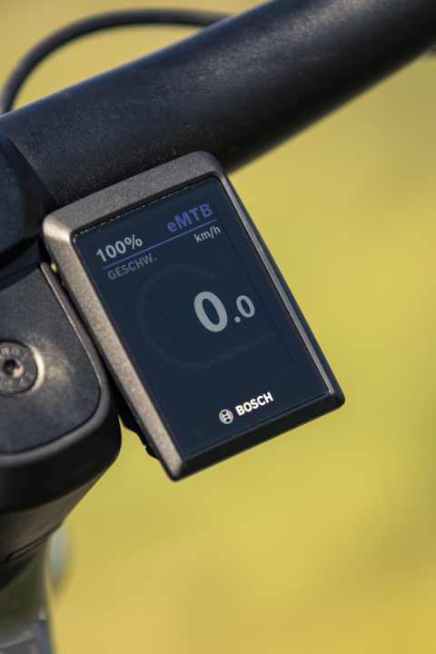 Voller Überblick: Das schlichte Kiox Display schmiegt sich an den Vorbau und versorgt den Piloten mit den nötigen Infos.